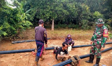 Koramil 2215/Ciemas  Pemasangan Pipanisasi Program Manunggal Air di Desa Mandrajaya