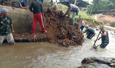 Koramil 2205/Kalapanunggal Gelar Bhakti Sosial Pembersihan Sungai Cipalasari