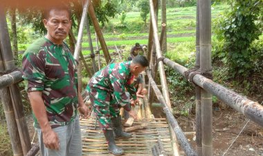Babinsa Desa Mekarasih Pantau Kondisi Jembatan Cikadu yang Ambruk