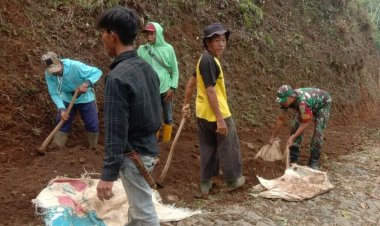 Koramil 2205/Kalapnunggal Gelar Karya Bakti Pembersihan Jalan