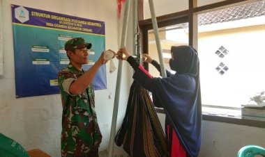 Babinsa Koramil 2204/Cikidang Dampingi Kegiatan Posyandu di Desa Cicareuh