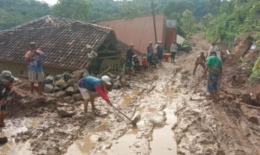 Babinsa Desa Balekambang Laksanakan Karya Bakti di Kp Puncak Limus