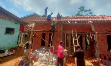 Koramil 2209/Lengkong Laksanakan Karya Bakti Pembuatan Rumah Bersama Warga