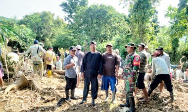 Babinsa Tamanjaya Koramil 2215/Ciemas, melaksanakan kegiatan Karya Bakti Bersama Masyarakat