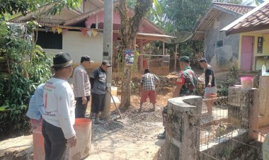 Babinsa Desa Cisitu Laksanakan Karya Bakti Pengecoran Jalan