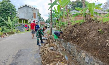Koramil 2206/Parakansalak Gelar Karya Bakti Perbaikan Parit di Desa Sukakersa