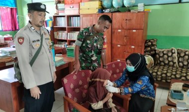 Babinsa Desa Sekarsari Dampingi Imunisasi BIAS di MI Cinaringgul