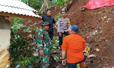 Penanganan Bencana Longsor di Desa Cikarae Thoyyibah