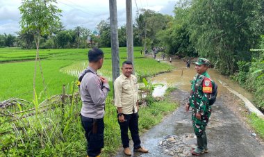 Babinsa Koramil 2210/Pabuaran Lakukan Monitoring Wilayah Sungai Cikaso Mengalami Kenaikan Debit Air