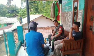 Koramil 2206/Parakansalak Laksanakan Kegiatan Komsos Bersama Warga Desa Sukatani