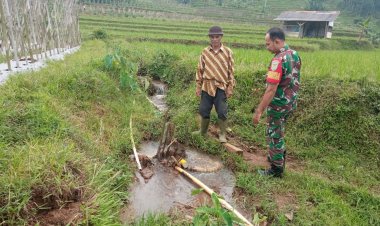 Babinsa Koramil 2205/Kalapa nunggal laksanakan Pendampingan Cek Saluran Irigasi
