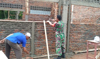 Babinsa Koramil 2201/Cisolok Gelar Kegiatan Teritorial Perehaban Masjid Jami