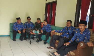 Babinsa Tegallega Laksanakan Komsos dengan Para Guru SMPN 1 Lengkong