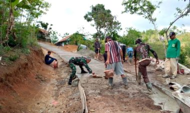 Koramil 2209/Lengkong Laksanakan Karya Bakti Pengecoran Jalan Bersama Masyarakat