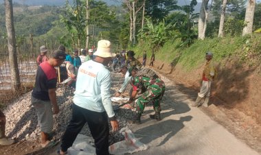 Koramil 2205/Kalapanunggal Laksanakan Karya Bhakti Pengerasan Jalan Bersama Warga