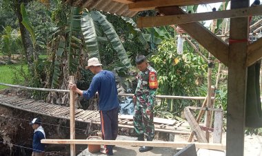 Babinsa Koramil 2202/Palabuhan Ratu Laksanakan Karya Bakti Pembuatan Jembatan Penghubung Antar Kampung di Desa Buniwangi