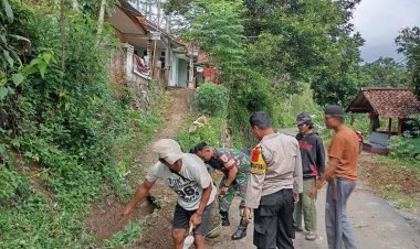 Babinsa Koramil 2201/Cisolok Gelar Karya Bakti Bersama Warga di Kampung Ciodeng