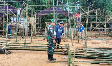 Babinsa Koramil 2210/Pabuaran Bersama Masyarakat Bangun Rumah Hunian Sementara untuk Korban Pergeseran Tanah