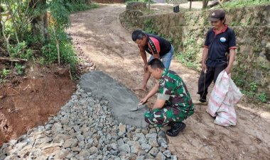 Karya Bakti Koramil 2209/Lengkong: Plesterisasi Jalan Bersama Warga Desa Lengkong