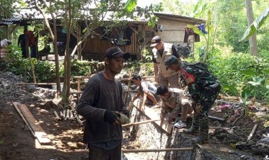 Babinsa Koramil 2207/Jampang Tengah Laksanakan Gotong Royong Pembangunan Tembok Selokan