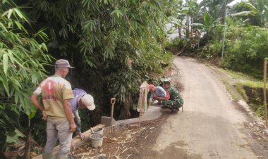 Babinsa Koramil 2206/Parakansalak Laksanakan Karya Bakti Pembuatan TPT di Desa Sukatani