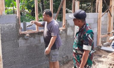 Serka Sugiharto Danposramil Cidadap Laksanakan Karya Bakti Pembangunan Rumah Warga