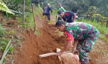Babinsa Koramil 2204/Cikidang Laksanakan Karya Bakti Pembangunan Jalan di Desa Pangkalan