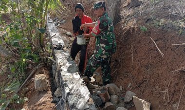 Koramil 2212/Tegalbuleud Gelar Karya Bakti Perbaikan Saluran Irigasi di Desa Sumberjaya