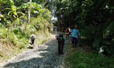 Karya Bakti Babinsa dan Warga Bangbayang Perbaiki Jalan di Kampung Kadubeureum