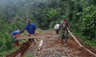 Karya Bakti Perbaikan Jalan di Desa Citamiang Bersama Babinsa dan Warga