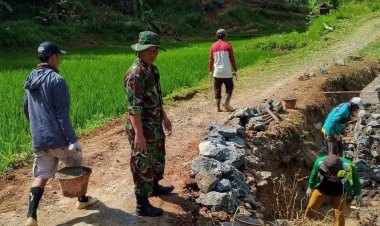 Babinsa Koramil 2207/Jampangtengah Bersama Warga Gotong Royong Membangun TPT