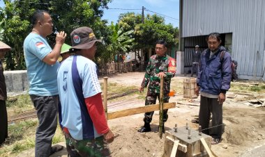Babinsa Koramil 2215/Ciemas Bersama Warga Bangun Fasilitas MCK di Desa Mekarsakti