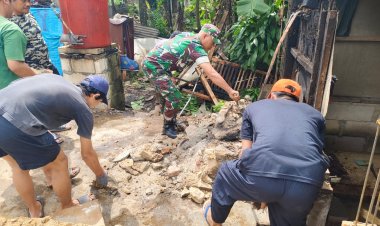 Babinsa Koramil 2206/Parakansalak Laksanakan Karya Bakti Perbaikan Parit