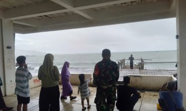 Babinsa Koramil 2202/Palabuhan Ratu Lakukan Pemantauan di Objek Wisata Pantai Cipunagara