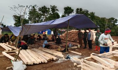 Danramil 2209/Lengkong Melaksanakan Monitoring Pembangunan Hunian Sementara (Huntara) di Kp. Sodong