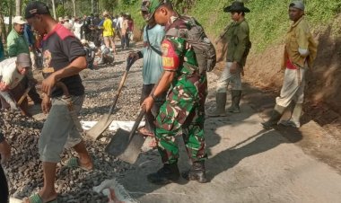 Babinsakoramil 2205/Kalapanunggal Laksanakan Karya Bakti Pengecoran Jalan di Kp. Pajangan Desa Cihamerang