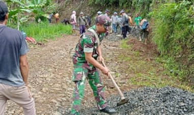 Koramil 2209/Lengkong Gelar Karya Bakti Pengaspalan Jalan di Kp. Nangoh