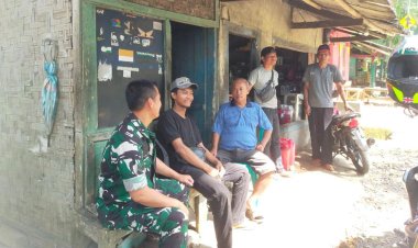 Babinsa Koramil 2203/Warungkiara Laksanakan Komsos Bersama Tokoh Masyarakat Desa Bojongkerta