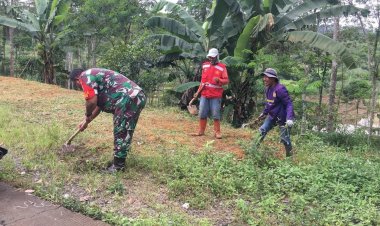 BABINSA KORAMIL 2207/JAMPANGTENGAH GELAR KARYA BAKTI BERSIHKAN JALAN DI DESA NANGERANG