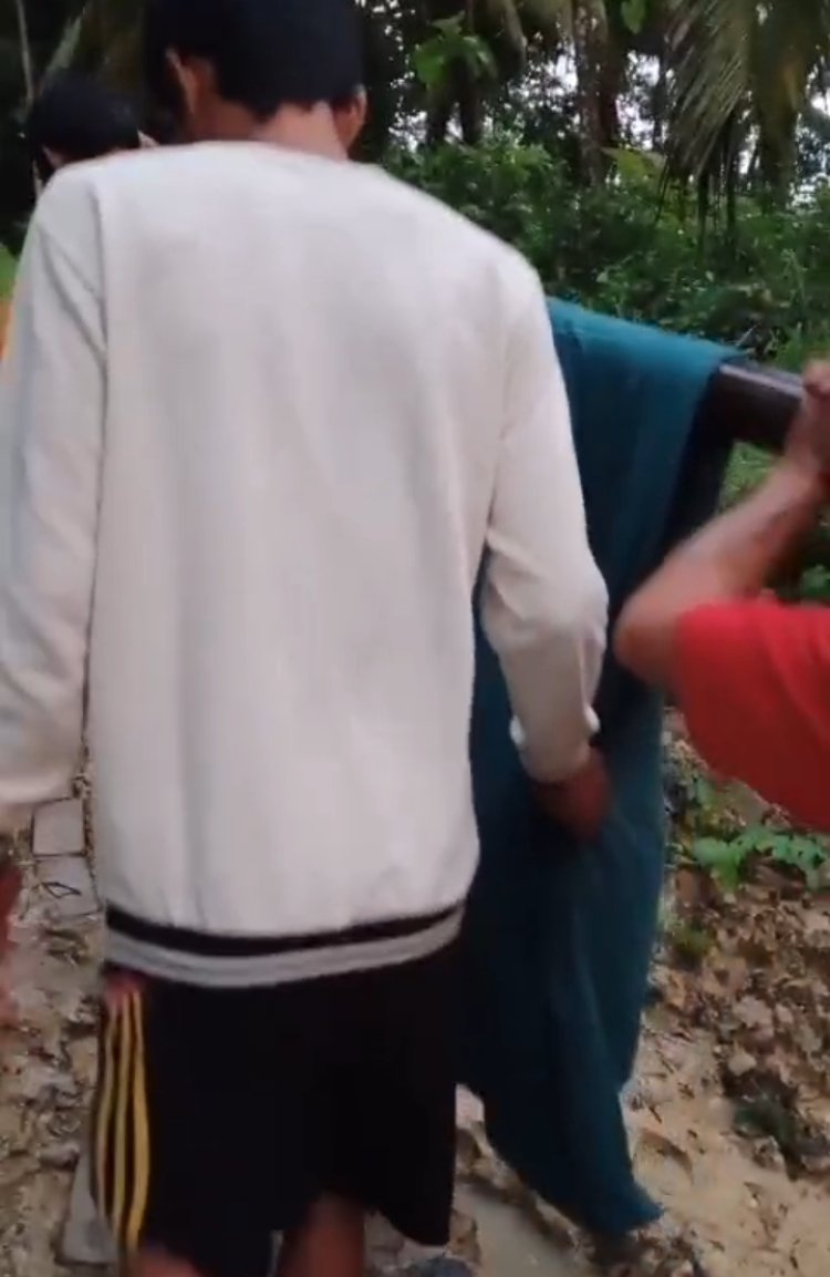 Warga Desa Tanjungan Menggunakan Tandu untuk Bawa Orang Sakit Akibat Jalan Rusak Parah