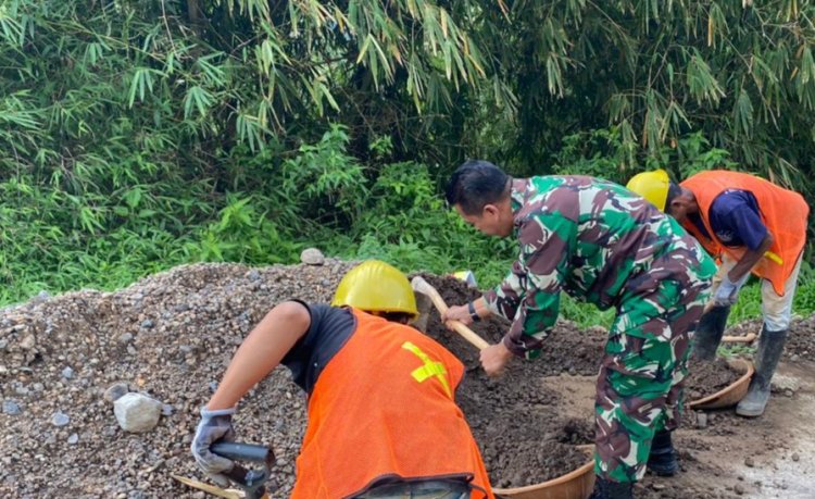 Babinsa Bersama Warga Gotong Royong Perbaiki Jalan Desa