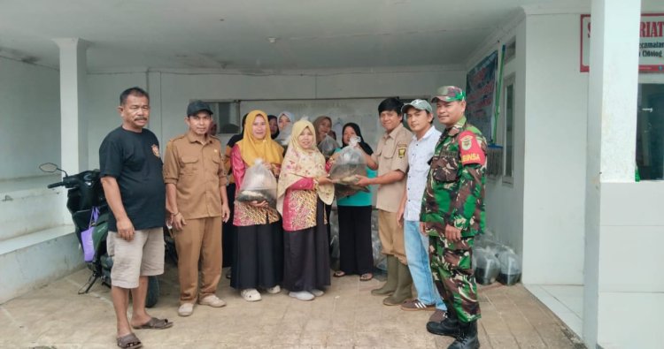 Babinsa Serda Makmur Hadiri Penyerahan Bantuan Benih Ikan Mas di Desa Mekarjaya