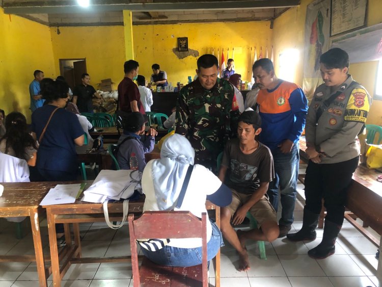 Babinsa Desa Sukamaju Dampingi Pengobatan Massal Gratis di Kecamatan Cimanggu