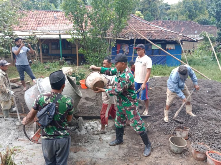 Serda Suherly Koramil 2214/Surade Laksanakan Karya Bakti Bersama Masyarakat Pembuatan Rambat Beton di Desa Pasir panjang
