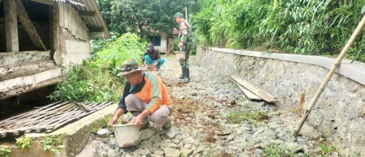 Babinsa Desa Bojongtugu Gelar Bakti Sosial Perbaikan Jalan Bersama Warga