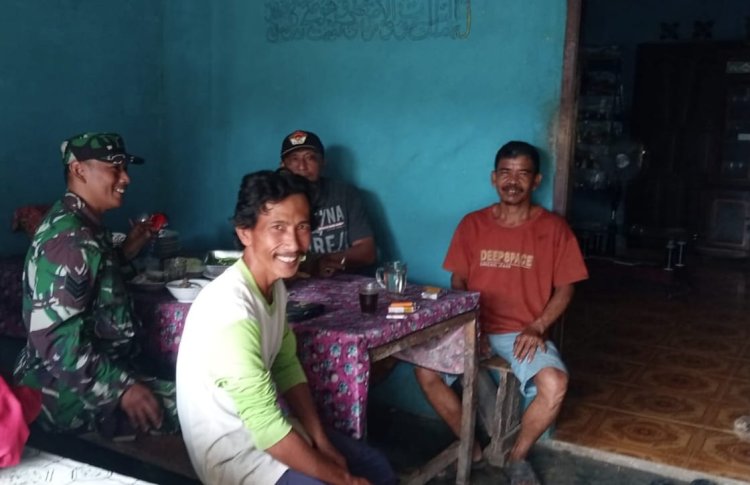 Serka Sidik Risnandar Babinsa Desa Bangbayang Laksanakan Komsos dengan Tokoh Masyarakat