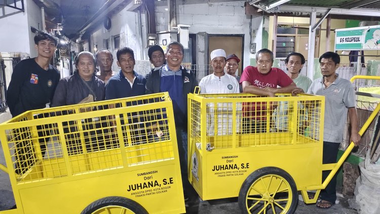 Salurkan Gerobak Sampah di Bogor Utara, Juhana Ajak Warga Jaga Kebersihan Lingkungan