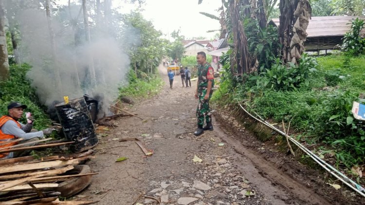Pelda Mulawarman Koramil 2205/Kalapanunggal Aspal Jalan di Kampung Sorogol