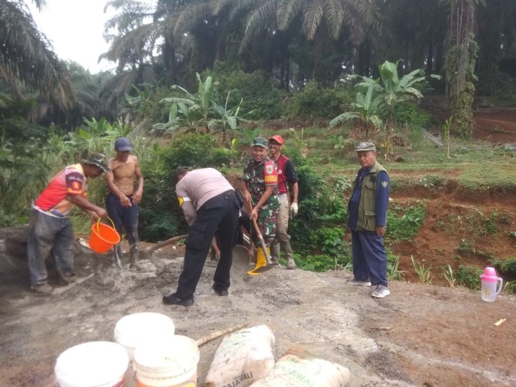 Babinsa Desa Pangkalan Koramil 2204/Cikidang Gelar Giat karya Bakti di Kampung Tenjojaya