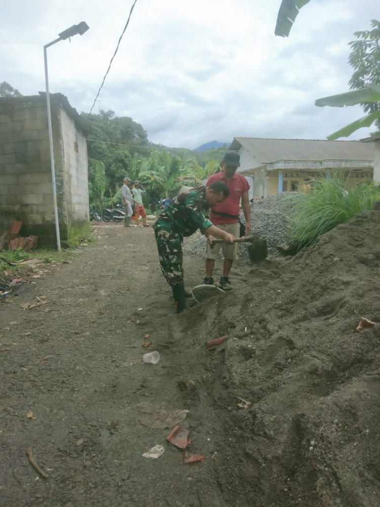 Pendampingan Pertanian oleh Babinsa Koramil 0622-01/Cisolok di Desa Gandasoli